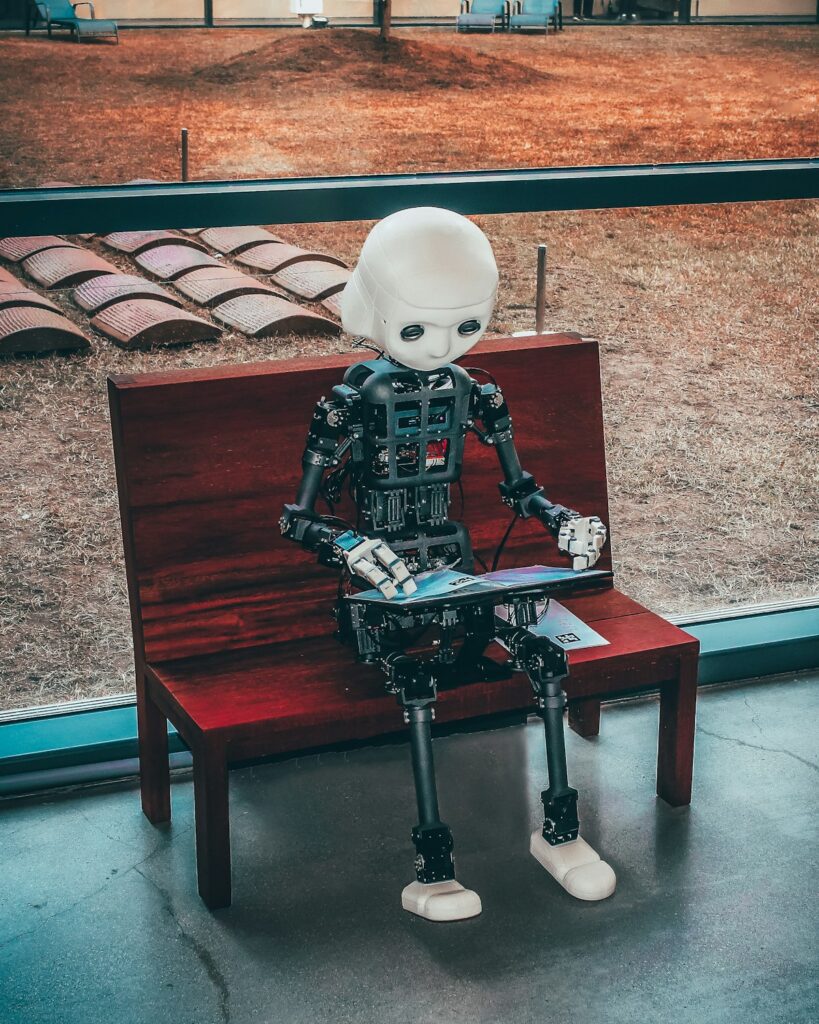 Profesional analizando datos de marketing con inteligencia artificial