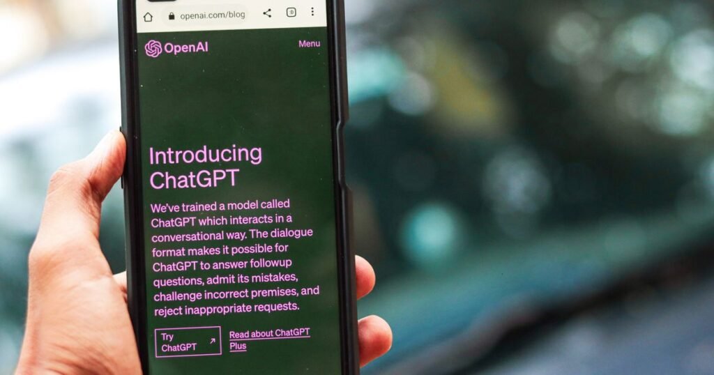 Publicidad en ChatGPT: smartphone mostrando la web de ChatGPT de OpenAI en España