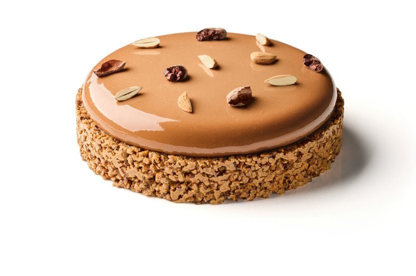 Pastel de Jordi Bordas con glaseado brillante, frutos secos y base de crumble